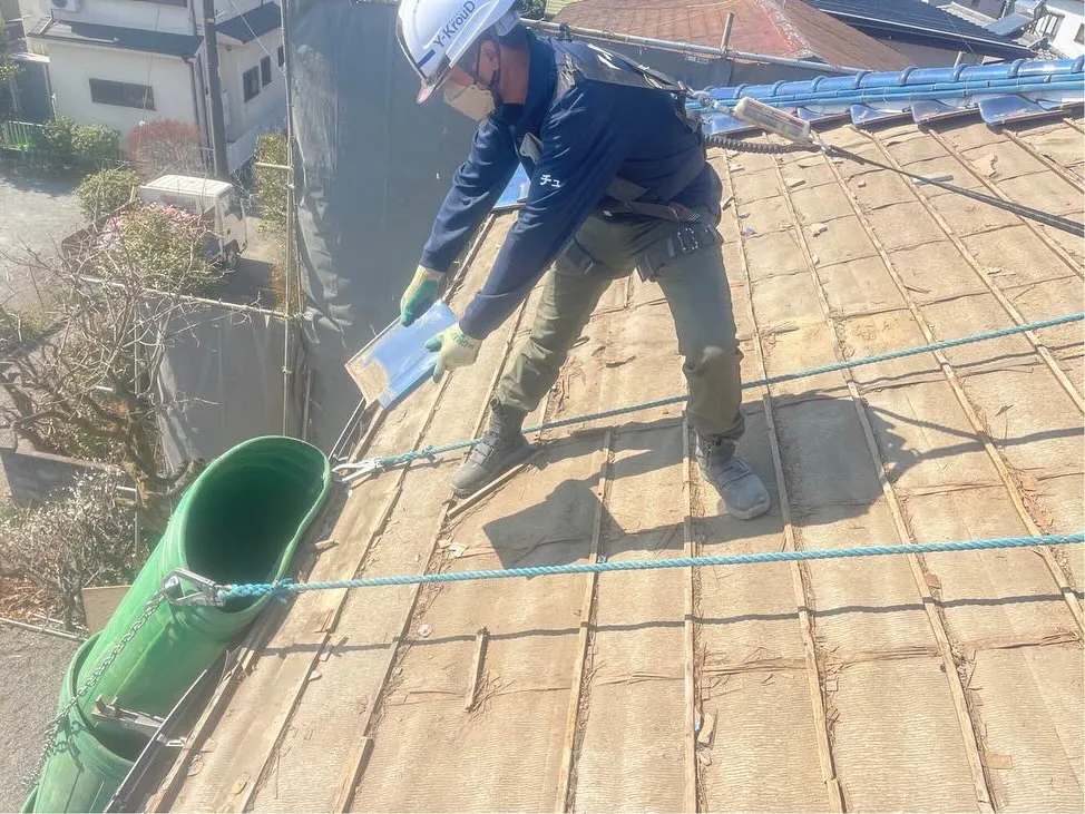 🚧✨ 美しい解体の第一歩、屋根材撤去！ ✨🚧