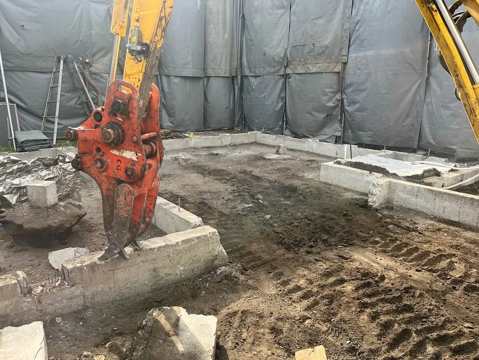 🚧✨ 美しい解体の第一歩、基礎撤去！ ✨🚧