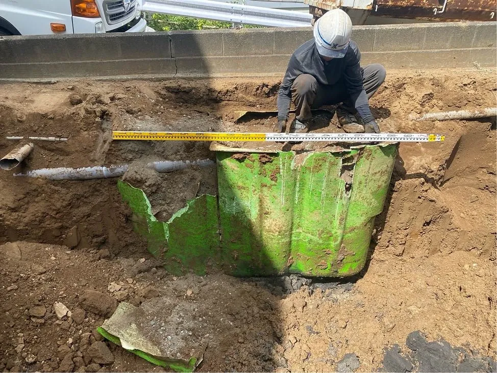 🚧✨ 美しい解体の第一歩、浄化槽撤去! ✨🚧