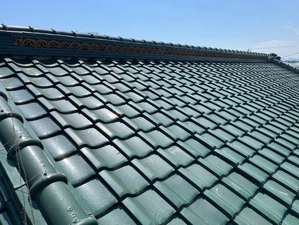 🚧✨ 美しい解体の第一歩、瓦屋根撤去! ✨🚧