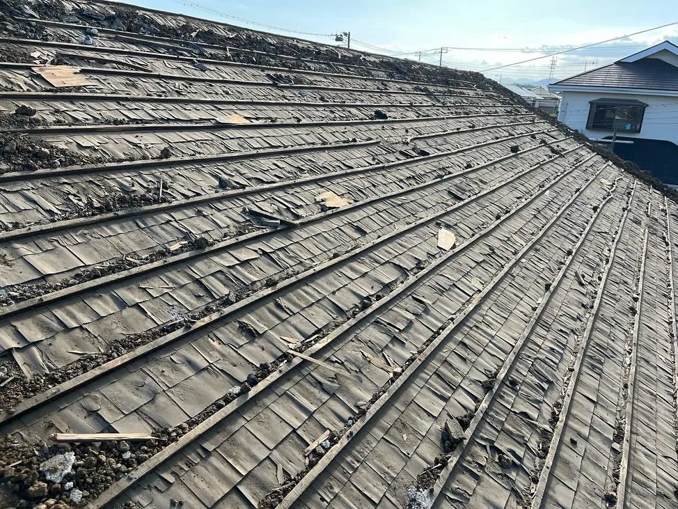 🚧✨ 美しい解体の第一歩、瓦屋根撤去! ✨🚧