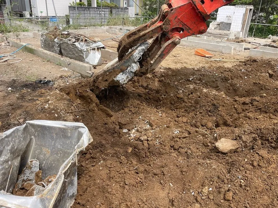 🚧✨ 美しい解体の第一歩、基礎撤去! ✨🚧
