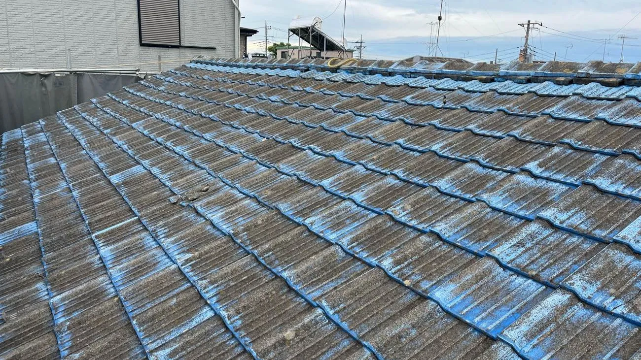 🚧✨ 美しい解体の第一歩、屋根材撤去! ✨🚧