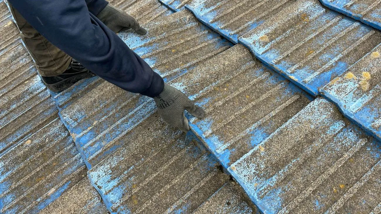 🚧✨ 美しい解体の第一歩、屋根材撤去! ✨🚧