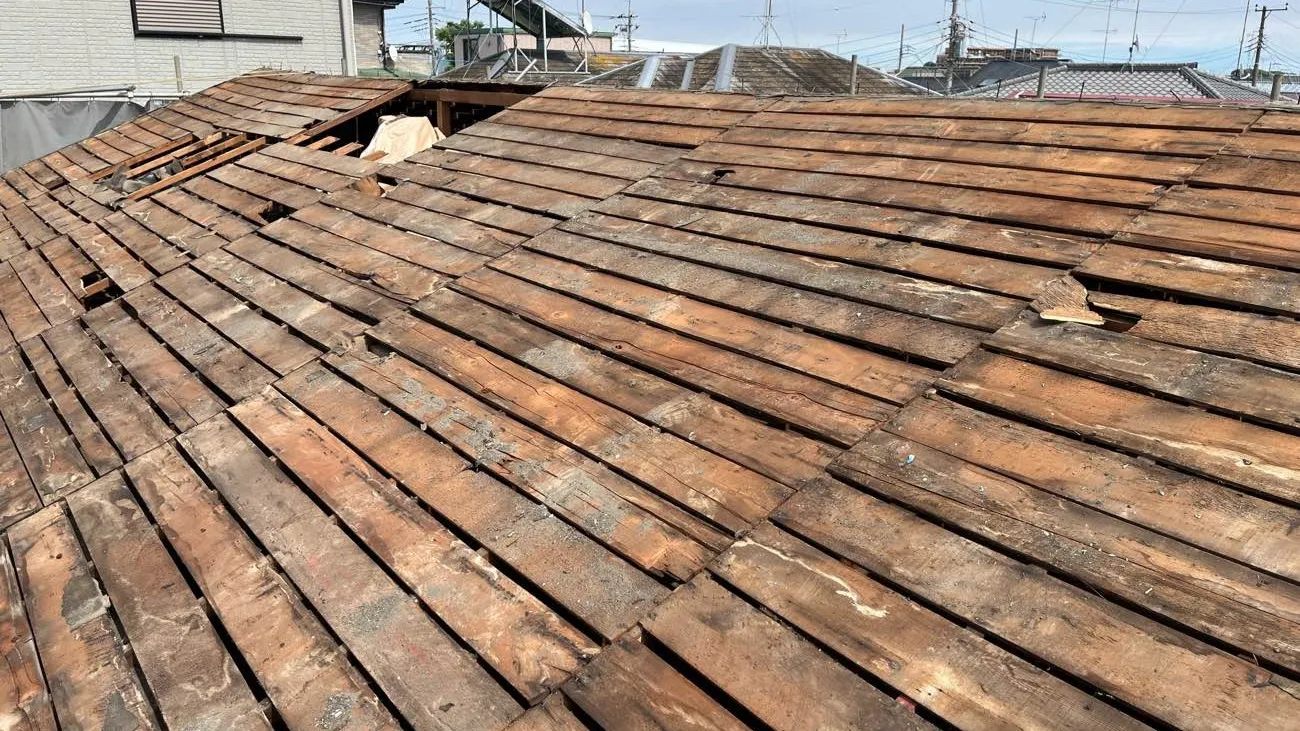 🚧✨ 美しい解体の第一歩、屋根材撤去! ✨🚧