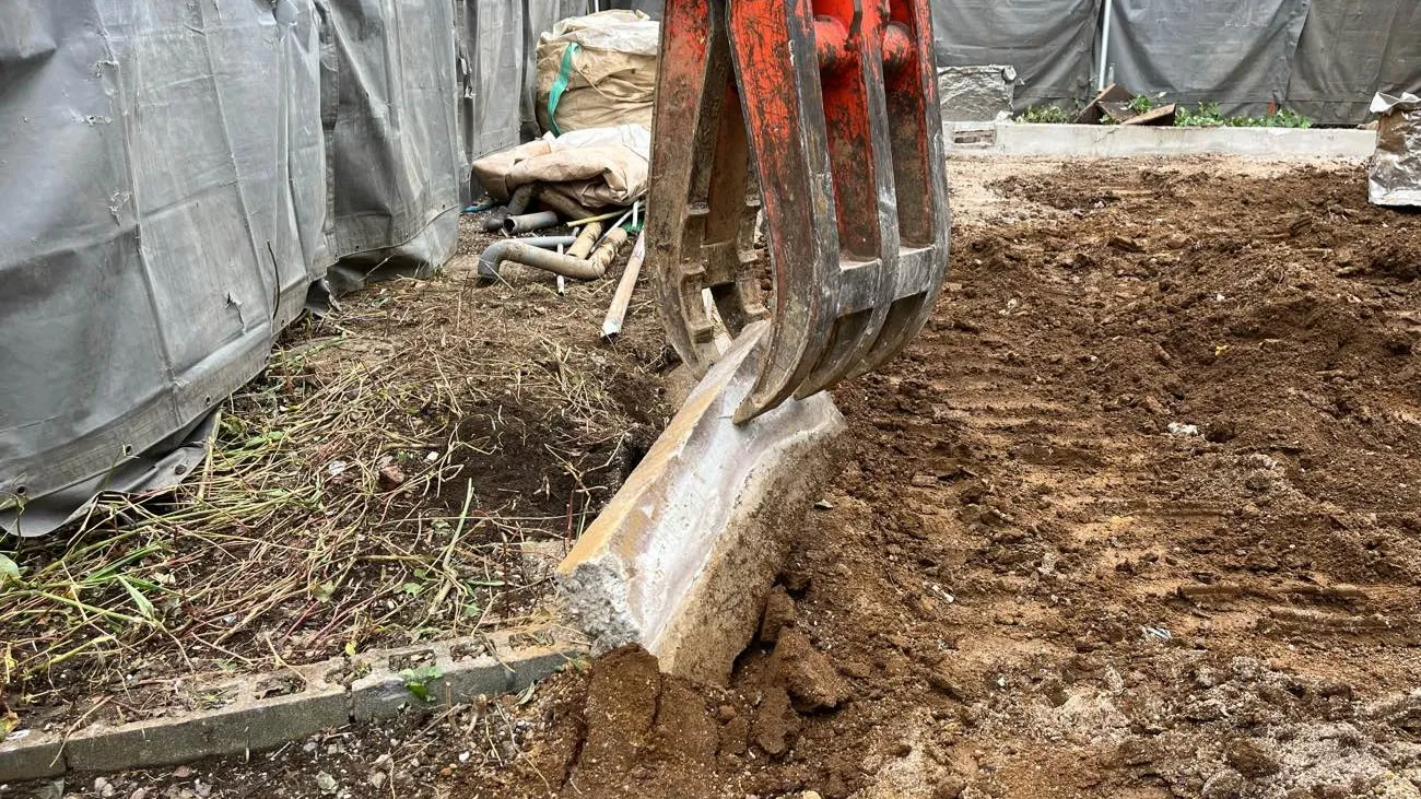 🚧✨ 美しい解体の第一歩、基礎撤去‼ ✨🚧