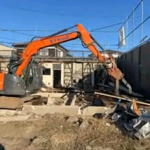 厚木市軽量鉄骨造２階建てアパート解体工事です🏡